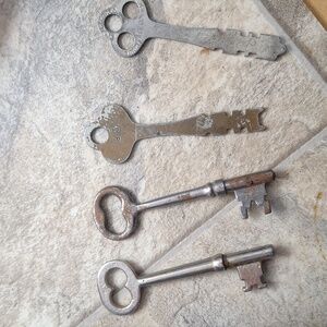 4 Vintage Keys